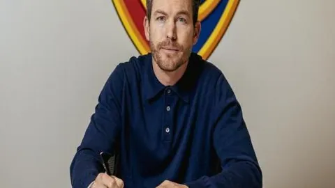 奥布拉克马竞生涯出场数突破480场，与队史第三位齐名！